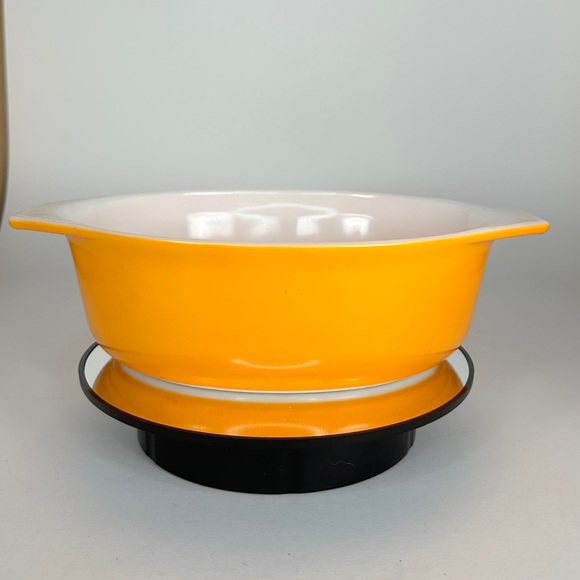 Vintage Pyrex Orange Oval 043 1.5 Quart with Cinderella handles. - Picture 1 of 7